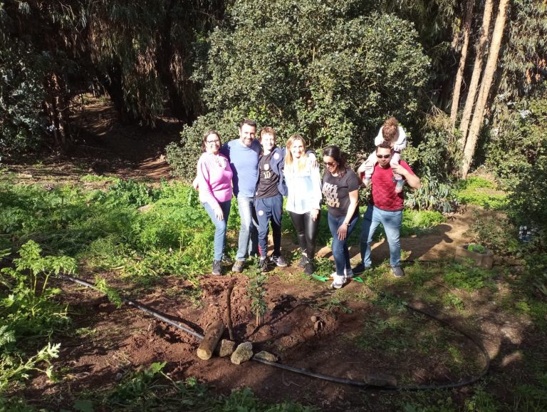 FAMILIAS PLANTAN ÁRBOLES EN MEMORIA DE SERES QUERIDOA